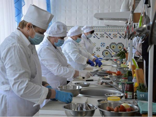 Новина Кухарі шкільних їдалень вчаться готувати за рецептами Євгена Клопотенка Ранкове місто. Кропивницький