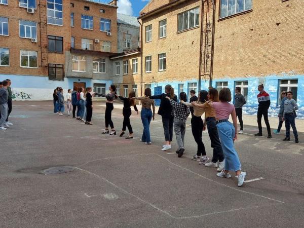 Новина Кропивницький: Випускники-переселенці танцюватимуть шкільний вальс на випускному Ранкове місто. Кропивницький