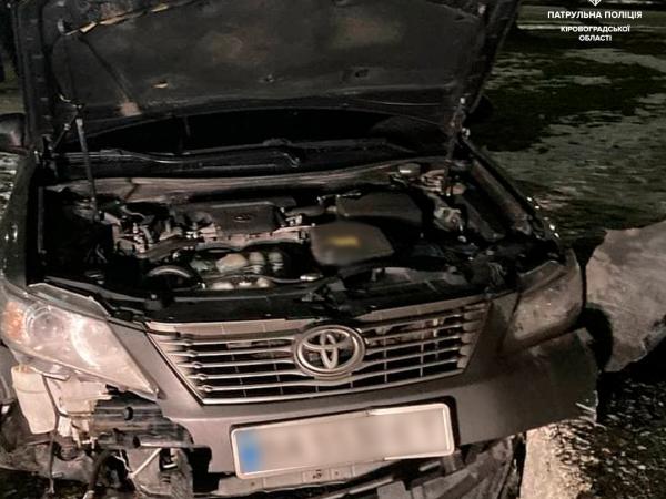 Новина У центрі міста вночі 21-річний водій Toyota врізався у бордюр Ранкове місто. Кропивницький