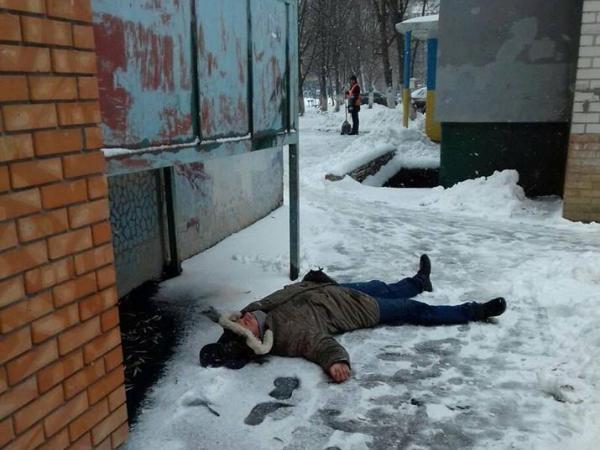 Новина У Кропивницькому «швидка» забрала напівпритомного чоловіка, який впав біля під’їзду (ФОТО) Ранкове місто. Кропивницький