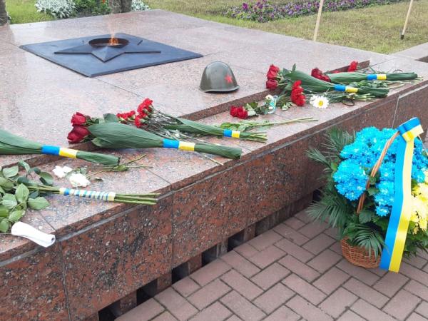 Новина Кропивницький: містяни вшановують пам'ять жертв війни (ФОТО) Ранкове місто. Кропивницький
