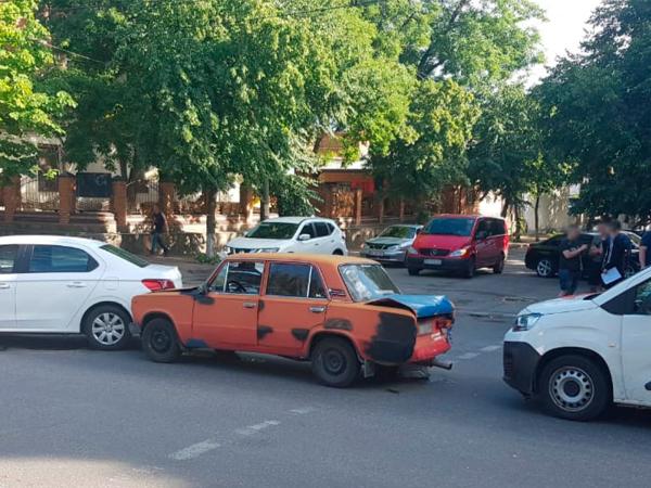 Новина У Кропивницькому біля педуніверситету сталася аварія за участі трьох авто Ранкове місто. Кропивницький