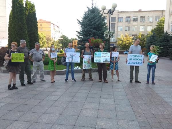 Новина Кропивничани вийшли на мітинг, аби перешкодити знищенню зелених насаджень у місті (ФОТО) Ранкове місто. Кропивницький