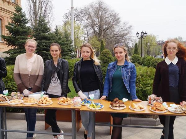 Новина Студенти педагогічного університету провели поетичний фестиваль та ярмарок Ранкове місто. Кропивницький