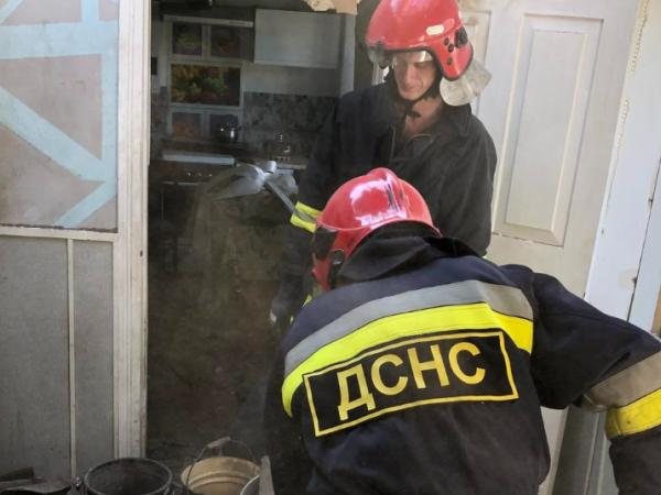 Новина Рятувальники допомогли розібрати завали після падіння осколків у Новоукраїнському районі Ранкове місто. Кропивницький