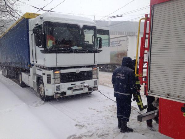 Новина У снігових заметах застряють легковушки і вантажівки Ранкове місто. Кропивницький