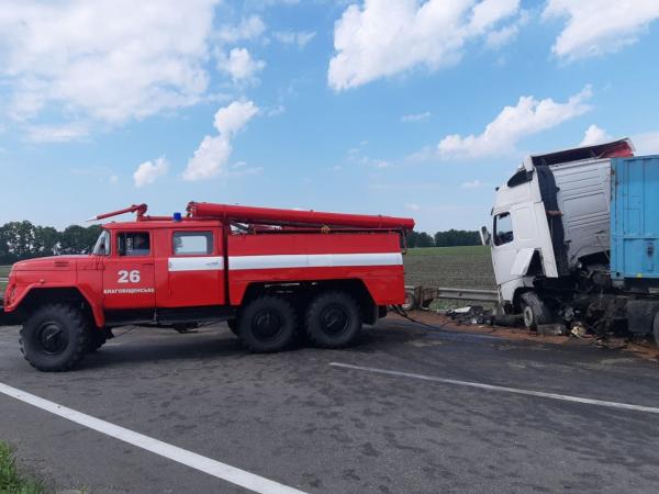 Новина На Кіровоградщині сталася аварія за участі трьох вантажівок і легковика (ФОТО) Ранкове місто. Кропивницький