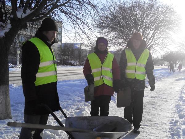 Новина На Кіровоградщині безробітні прибирають сніг на вулицях Ранкове місто. Кропивницький