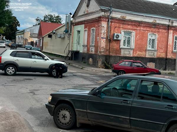 Новина У центрі Кропивницького сталася аварія за участі двох іномарок (ФОТО) Ранкове місто. Кропивницький