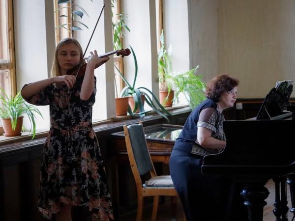 Новина Кропивницька скрипалька дала концерт в музеї Осмьоркіна Ранкове місто. Кропивницький