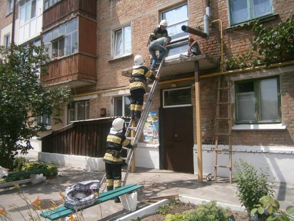 Новина На Кіровоградщині двоє нетверезих чоловіків опинились на даху ганку (ФОТО) Ранкове місто. Кропивницький