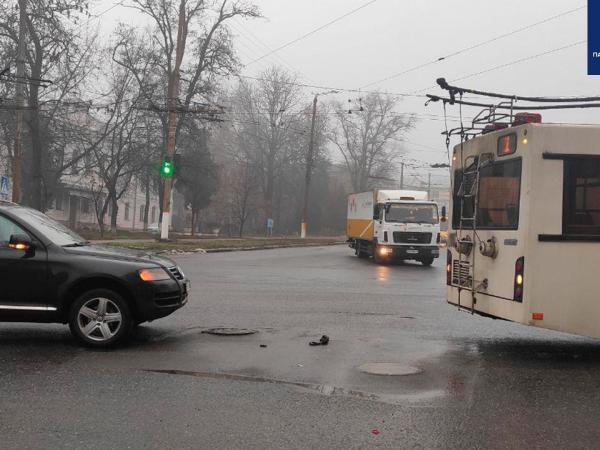 Новина Кропивницький: Тролейбус своїми «рогами» пошкодив іномарку Ранкове місто. Кропивницький