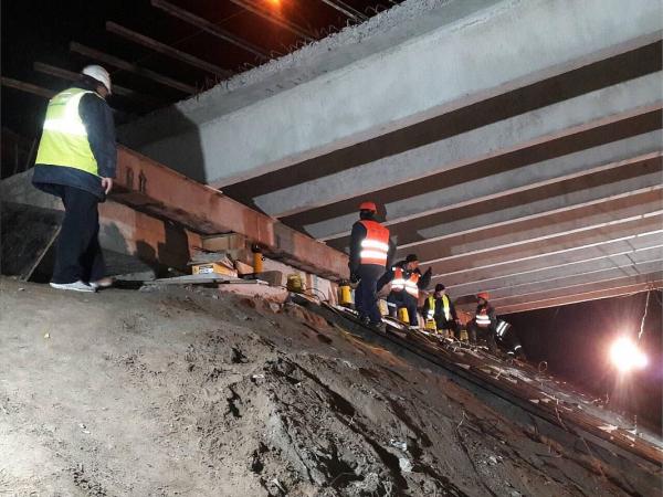 Новина Сьогодні вночі будівельники замінили опорну частину на одній із вертикальних опор мосту Ранкове місто. Кропивницький