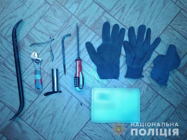 Новина Кіровоградщина: Поліцейські затримали злочинця під час обкрадання будинку Ранкове місто. Кропивницький
