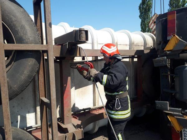 Новина У Кропивницькому районі рятувальники допомогли поставити вантажівку на колеса Ранкове місто. Кропивницький