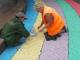 Як комунальники відновлюють щебеневу кольорову доріжку у Кропивницькому (ВІДЕО)