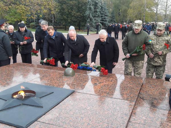 Новина Покладанням квітів кропивничани відзначили 73-річницю визволення України від нацистів (ФОТО) Ранкове місто. Кропивницький