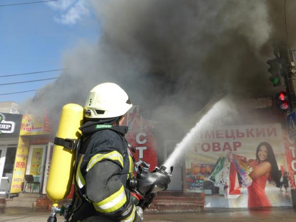 Новина Як вогнеборці приборкали пожежу на «Босфор-Люкс» (ФОТО) Ранкове місто. Кропивницький