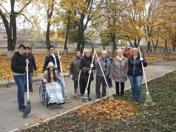 Новина Особливі діти прибирали листя навколо реабілітаційного центру Ранкове місто. Кропивницький
