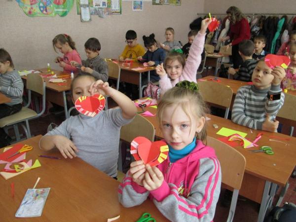 Новина Кропивницькі школярі виготовляли «валентинки» до Дня Святого Валентина (ФОТО) Ранкове місто. Кропивницький