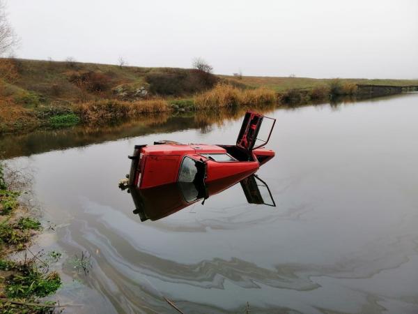 Новина Кропивницькі рятувальники дістали автомобіль з водойми (ФОТО) Ранкове місто. Кропивницький