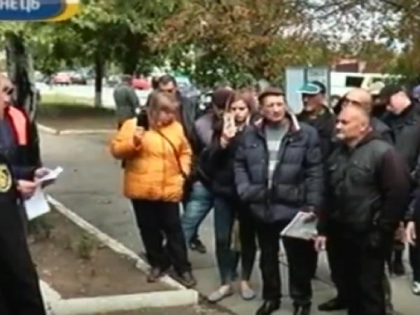 Новина Жителі Бобринця звинувачують поліцію у бездіяльності і кришуванні наркодільців (ВІДЕО) Ранкове місто. Кропивницький