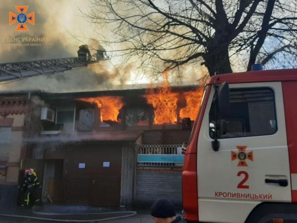 Новина У Кропивницькому рятувальники ліквідовують пожежу кафе Ранкове місто. Кропивницький