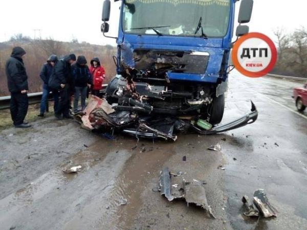 Новина На відрізку траси «Полтава-Олександрія» вантажівка розчавила автівку разом із пасажирами (ФОТО) Ранкове місто. Кропивницький