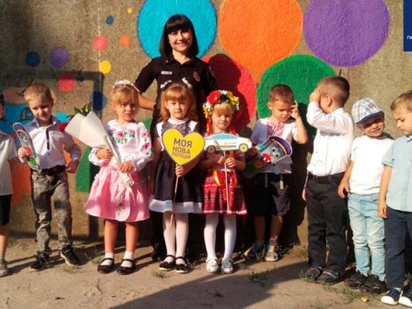 Новина Кропивницькі патрульні завітали у школу для дітей з вадами слуху Ранкове місто. Кропивницький