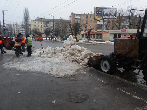 Новина Кропивницький: Через припарковані машини на «торговій полосі» комунальна техніка не може розчищати сніг Ранкове місто. Кропивницький