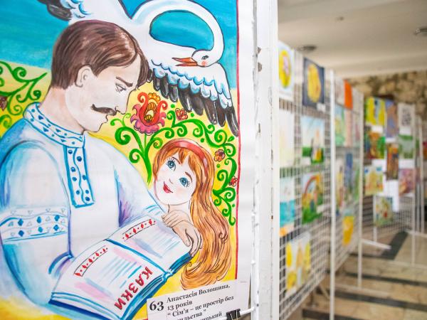 Новина В ОДА відкрилася виставка дитячих малюнків, які розповідають про світ без насильства Ранкове місто. Кропивницький