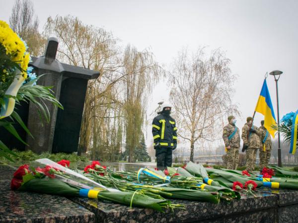 Новина У Кропивницькому поклали квіти до пам’ятника «Жертвам Чорнобиля» Ранкове місто. Кропивницький