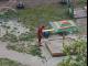 У Кропивницькому сфотографували чоловіка, який мочився в дитячу пісочницю (ФОТО)
