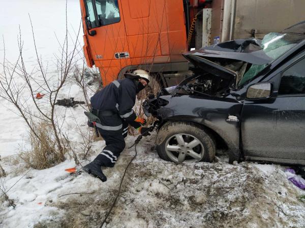 Новина Кіровоградщина: Авто Hyundai Santa врізався у вантажівку Ранкове місто. Кропивницький