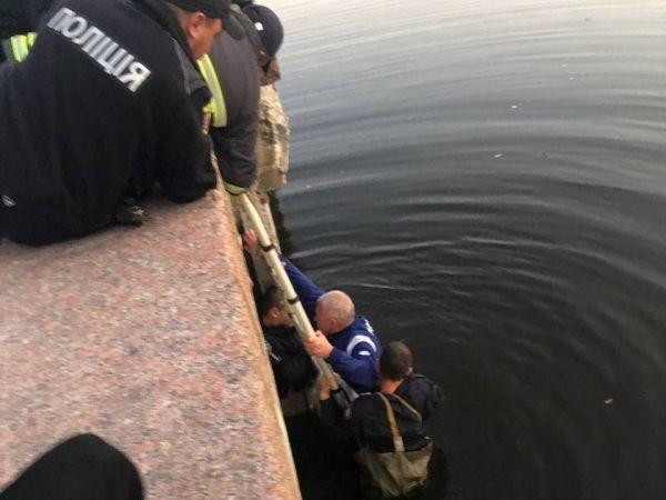 Новина Кропивницький: Як патрульні рятували чоловіка з річки (ВІДЕО) Ранкове місто. Кропивницький