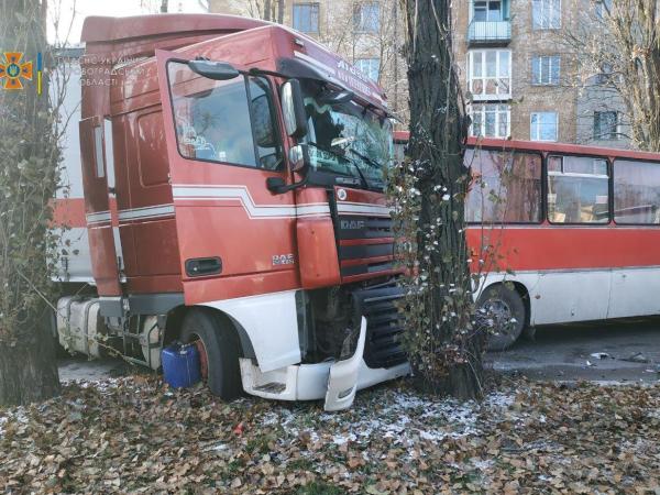 Новина У Світловодську зіткнулися пасажирський автобус з вантажівкою Ранкове місто. Кропивницький