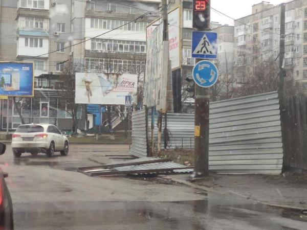 Новина У Кропивницькому оперативно прибирають зруйновані зупинки і білборди Ранкове місто. Кропивницький