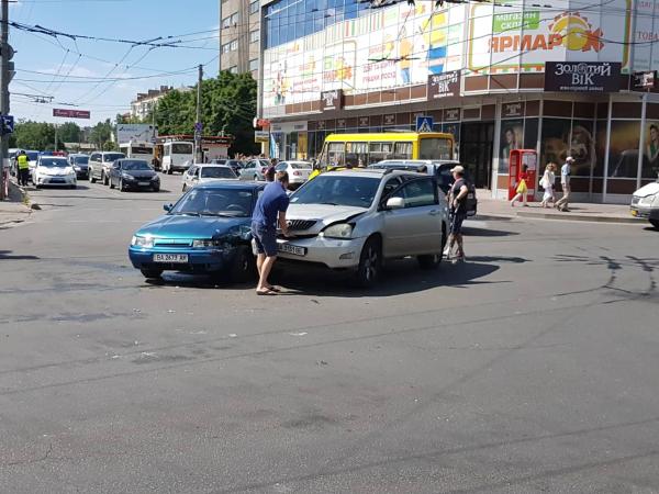 Новина На центральному перехресті у Кропивницькому зіткнулися дві автівки (ФОТО) Ранкове місто. Кропивницький