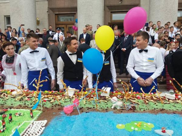 Новина Кропивничани «розірвали» 264-кілограмовий пиріг (ФОТО) Ранкове місто. Кропивницький