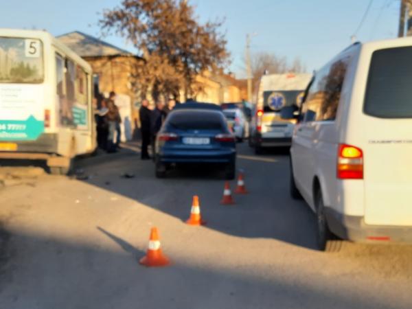 Новина У Кропивницькому зіткнулася маршрутка та легковик. Четверо осіб направили до лікарні (ФОТО) Ранкове місто. Кропивницький