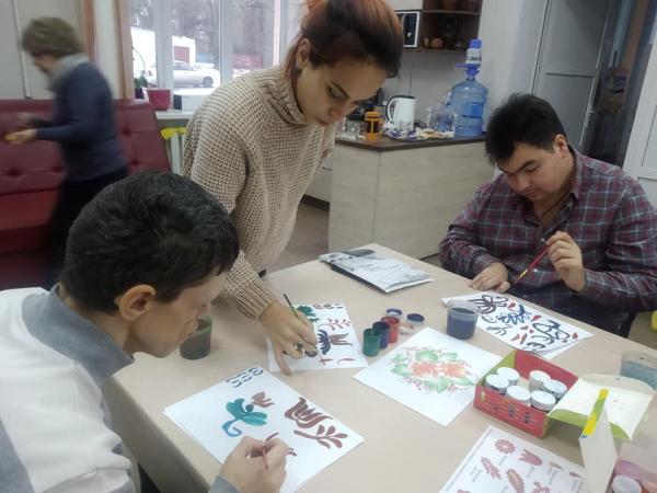 Новина У Кропивницькому молодь з особливими потребами вчилась малювати петриківкою Ранкове місто. Кропивницький