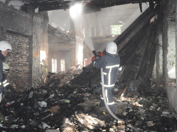 Новина На Кіровоградщині сталася пожежа у покинутому будинку Ранкове місто. Кропивницький