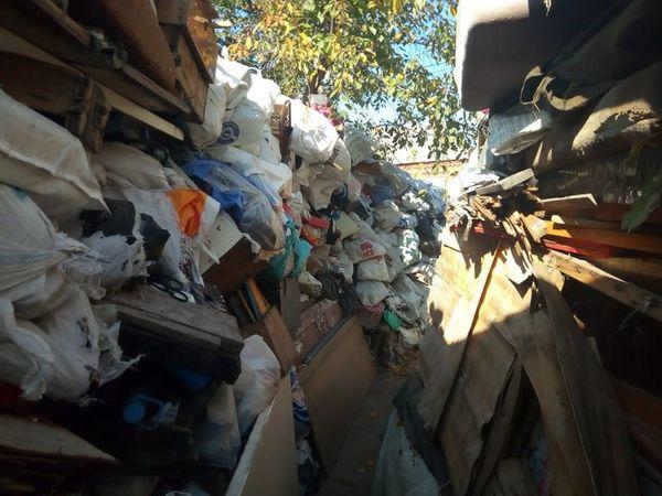 Новина Синдром Плюшкіна. Житель Балашівки назбирав величезні купи сміття на своєму подвір’ї Ранкове місто. Кропивницький