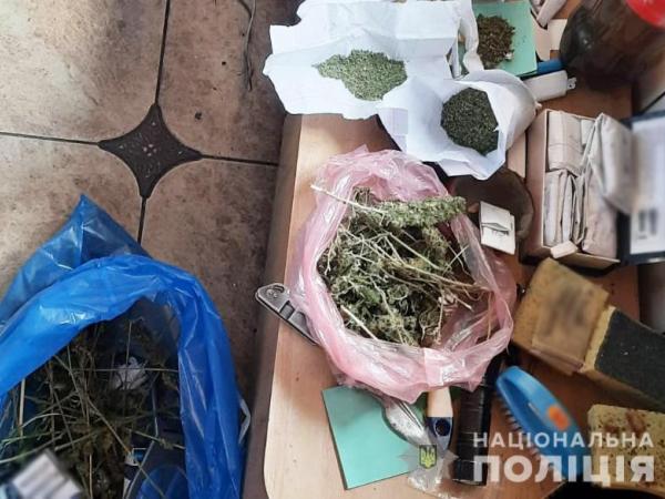 Новина У Кропивницькому поліцейські знайшли у місцевих жителів два кг наркотичних засобів Ранкове місто. Кропивницький