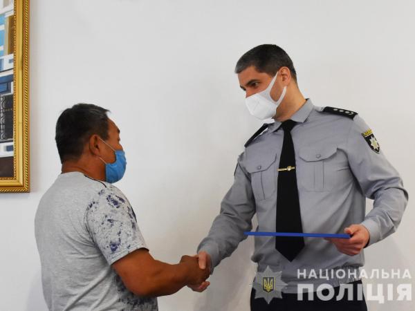 Новина Кіровоградщина: Поліція відзначила жетоном чоловіка, який протистояв бандиту з ножем Ранкове місто. Кропивницький