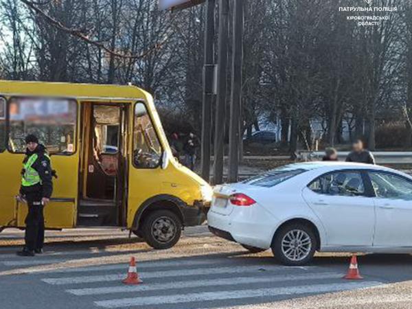 Новина У Кропивницькому водій маршрутки спричинив аварію Ранкове місто. Кропивницький