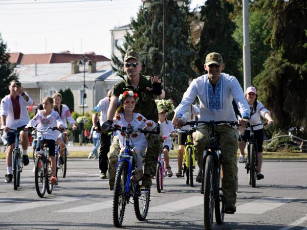 Новина У Луцьку прикордонники долучилися до велопробігу у вишиванках Ранкове місто. Кропивницький