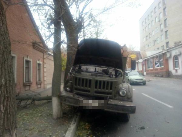 Новина У Кропивницькому вантажівка з дровами врізалася у дерево Ранкове місто. Кропивницький