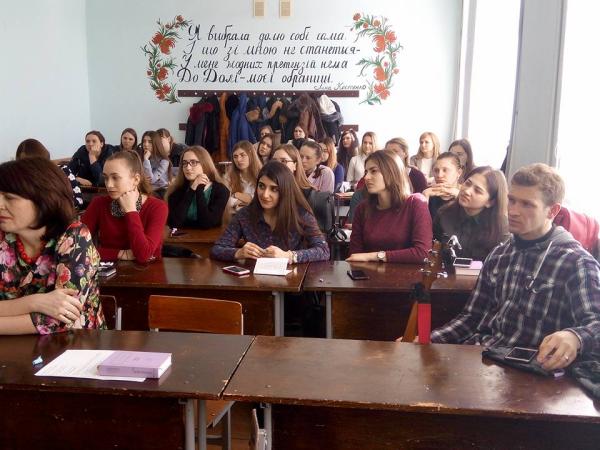 Новина Студенти педуніверситету відзначили день народження Ліни Костенко Ранкове місто. Кропивницький