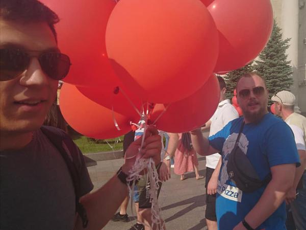 Новина У Кропивницькому військові розігнали мітинг з червоними кульками (ВІДЕО, ФОТО) Ранкове місто. Кропивницький